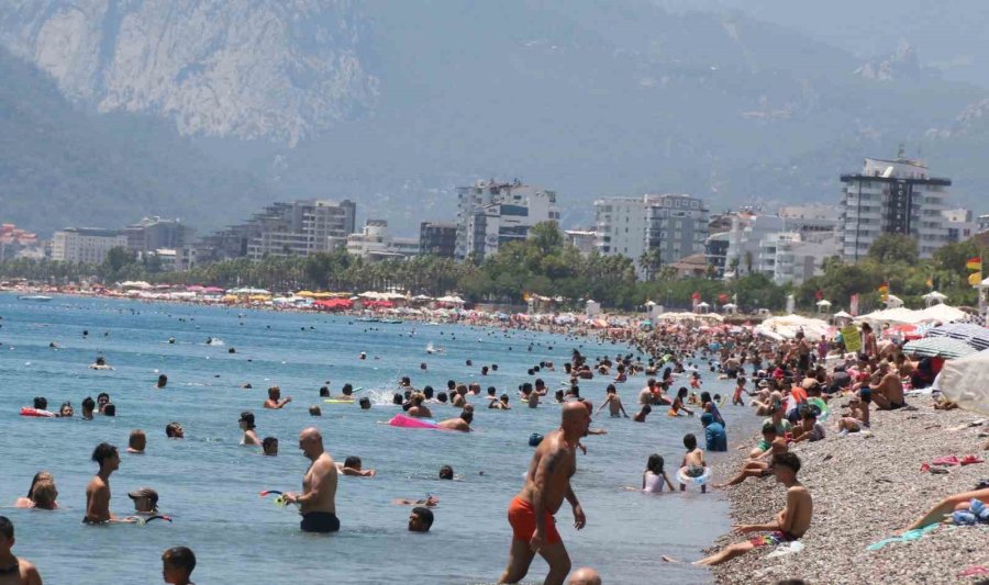 Şiddetli Rüzgar Dünyaca Ünlü Sahilde Tatilcilere Zor Anlar Yaşattı