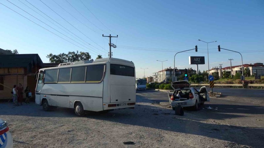 Antalya’da Otel Servisi İle Otomobil Çarpıştı: 4 Yaralı