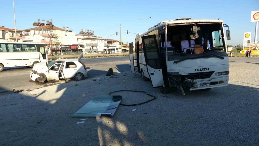 Antalya’da Otel Servisi İle Otomobil Çarpıştı: 4 Yaralı