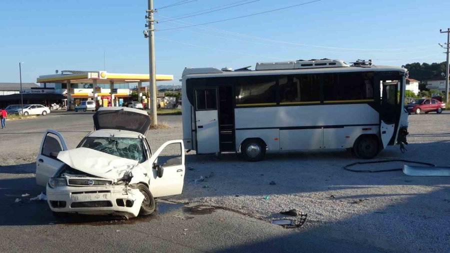 Antalya’da Otel Servisi İle Otomobil Çarpıştı: 4 Yaralı