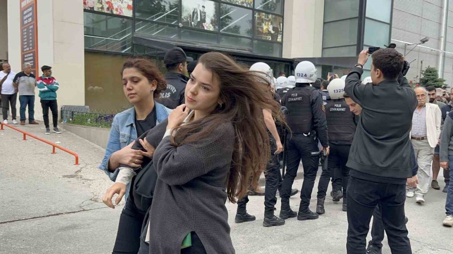 Valiliğin Yasağını Hiçe Sayan Lgbt Topluluğuna Polis Müdahale Etti: 10’u Kadın 18 Gözaltı