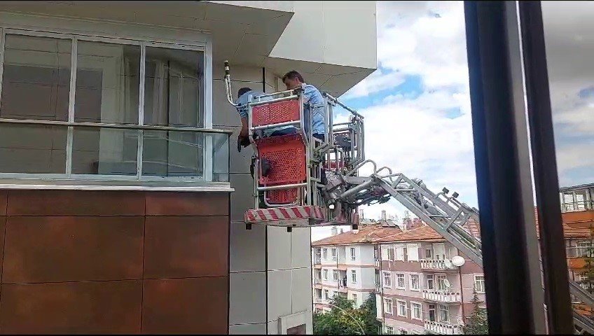 Balkona Sıkışan Güvercini İtfaiye Kurtardı