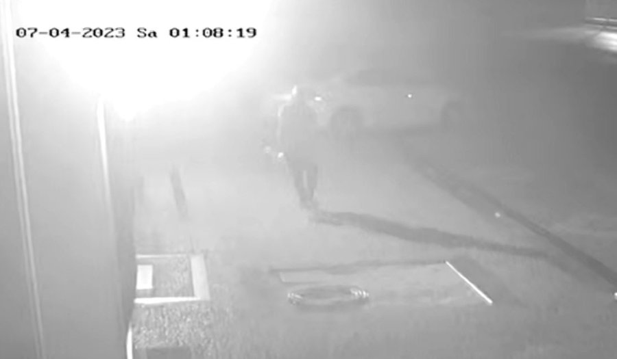 Güvenlik Kamerasına Selam Verip 3 Milyonluk Lüks Otomobili Çaldı