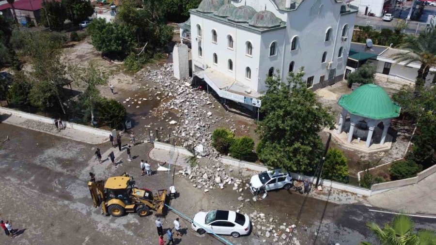 Fırtına Minareyi Araçların Üzerine Devirdi: 2 Yaralı