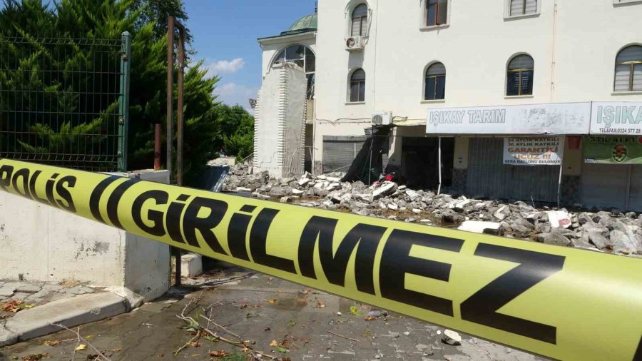 Fırtına Minareyi Araçların Üzerine Devirdi: 2 Yaralı