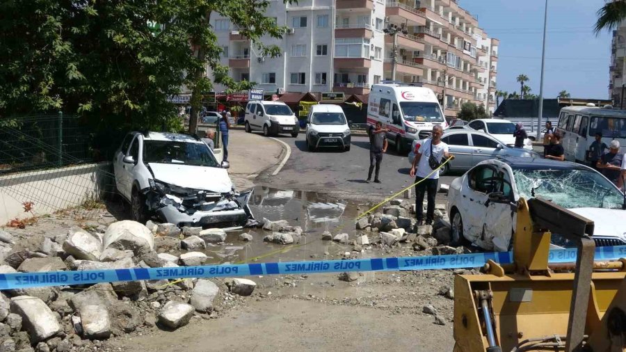 Fırtına Minareyi Araçların Üzerine Devirdi: 2 Yaralı