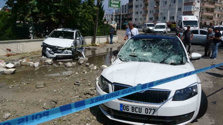 Fırtına Minareyi Araçların Üzerine Devirdi: 2 Yaralı