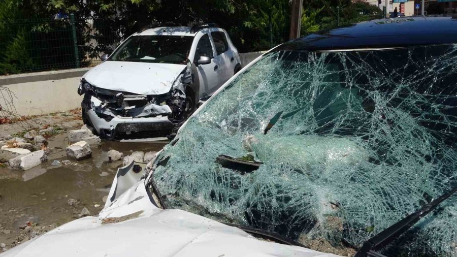 Fırtına Minareyi Araçların Üzerine Devirdi: 2 Yaralı