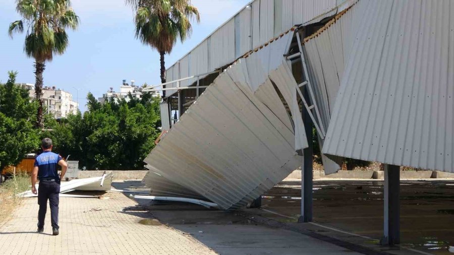 Fırtına Minareyi Araçların Üzerine Devirdi: 2 Yaralı