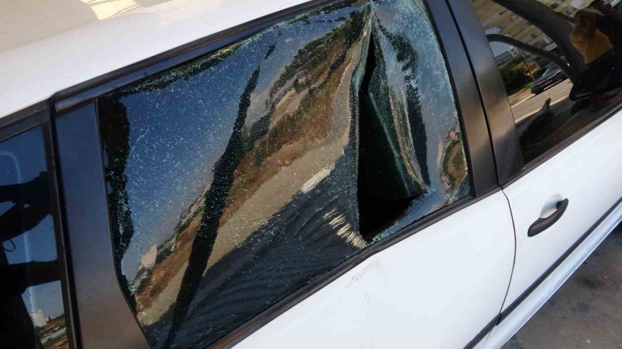 Fırtına Minareyi Araçların Üzerine Devirdi: 2 Yaralı