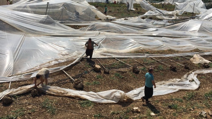 Fırtına Minareyi Araçların Üzerine Devirdi: 2 Yaralı