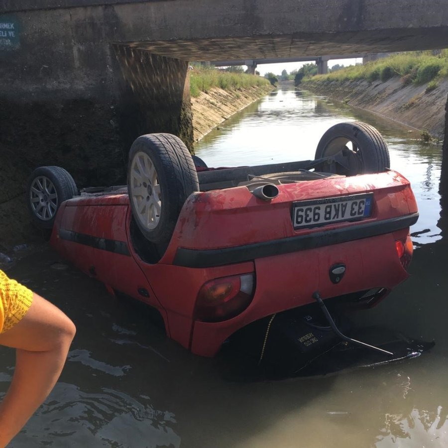 Araç Sulama Kanalına Düştü, 3 Kişi Yaralandı