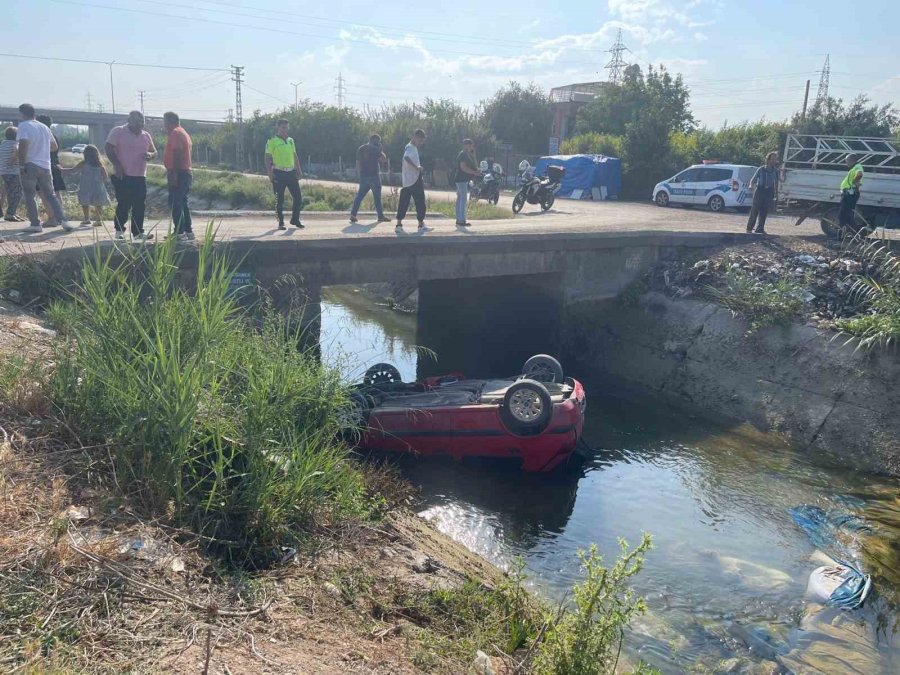 Araç Sulama Kanalına Düştü, 3 Kişi Yaralandı