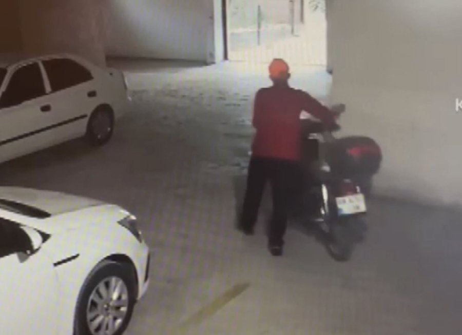 Motosiklet Hırsızı Önce Güvenlik Kamerasına Sonra Polise Yakalandı