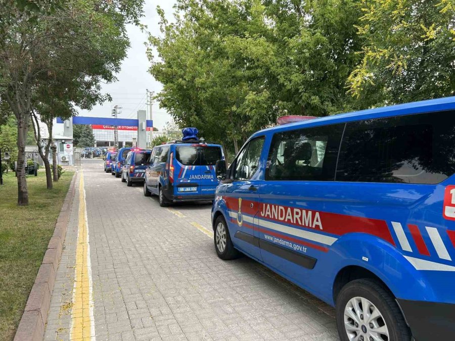 Düğünde Onlarca Kişinin İçinde Havaya Böyle Ateş Açtılar