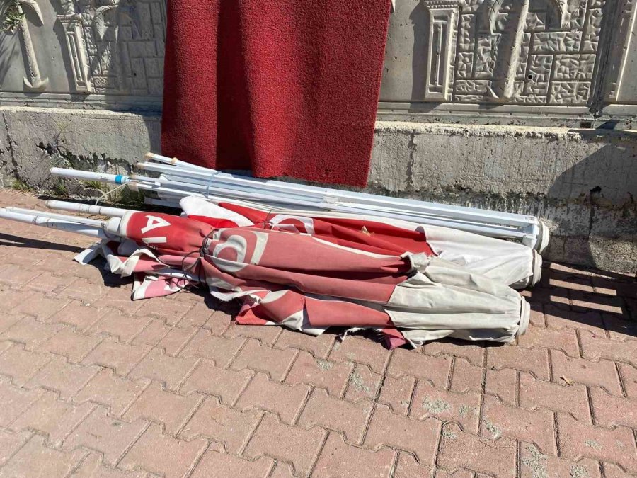 Antalya’da Çıkan Hortum Araçların Plakasını Söktü, Şemsiyeleri Uçurtma Gibi Uçurdu