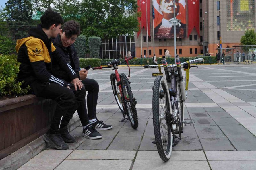 Modifiye Ettikleri Bisikletlere Gözleri Gibi Bakıyorlar