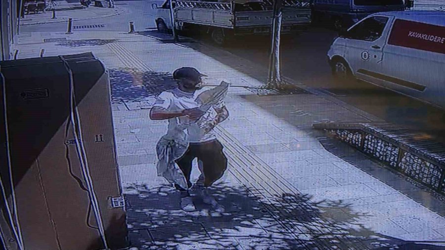 Sopalarla İş Yerini Basıp Terziyi Öldüresiye Dövdüler