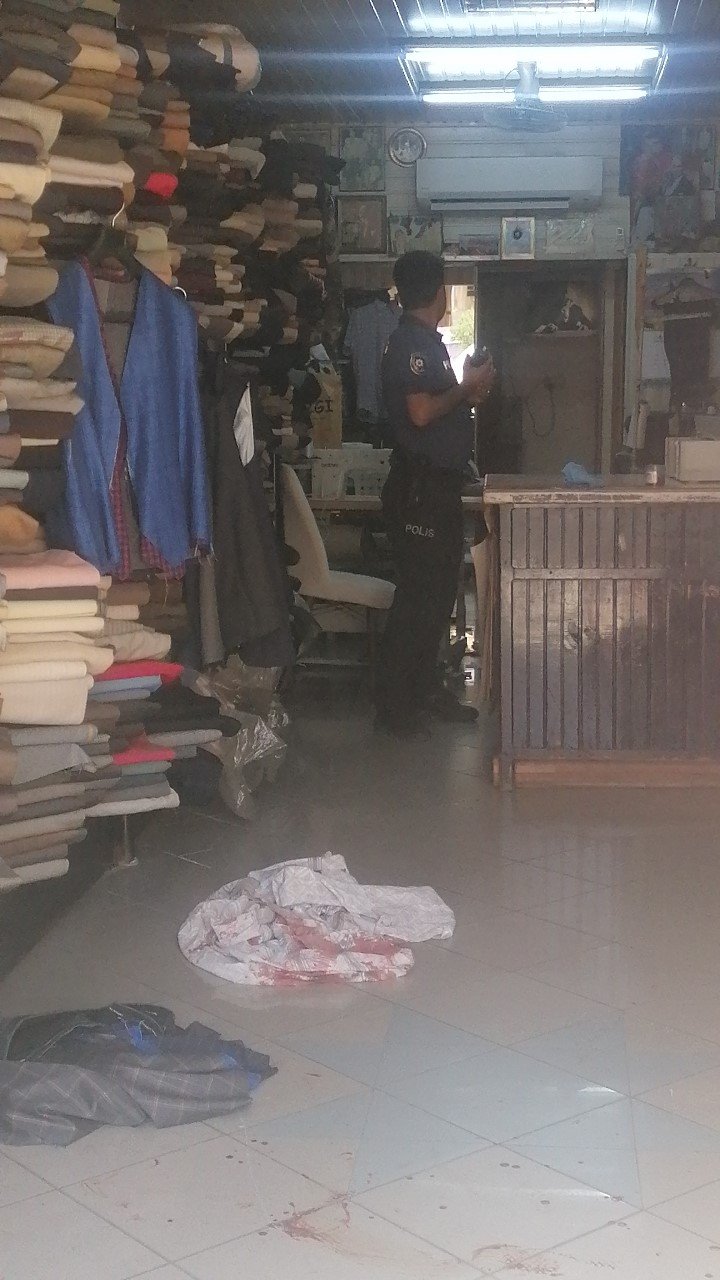 Sopalarla İş Yerini Basıp Terziyi Öldüresiye Dövdüler