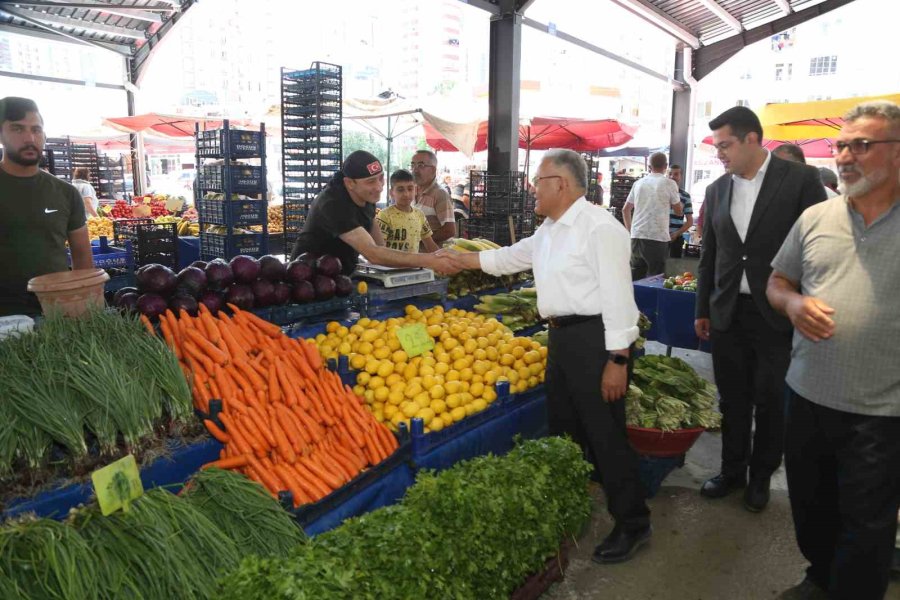 Başkan Büyükkılıç, Yenilenen Pazar Yerinde Esnaf Ve Vatandaşla Buluştu