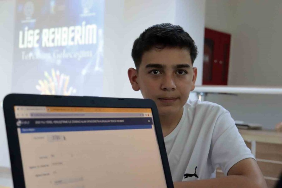 Öğretmenler Öğrencilerin Geleceği İçin Mesaide