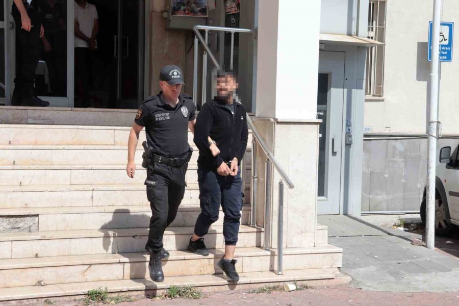 Polisten Kaçan Şahıs Çatıda Yakalandı