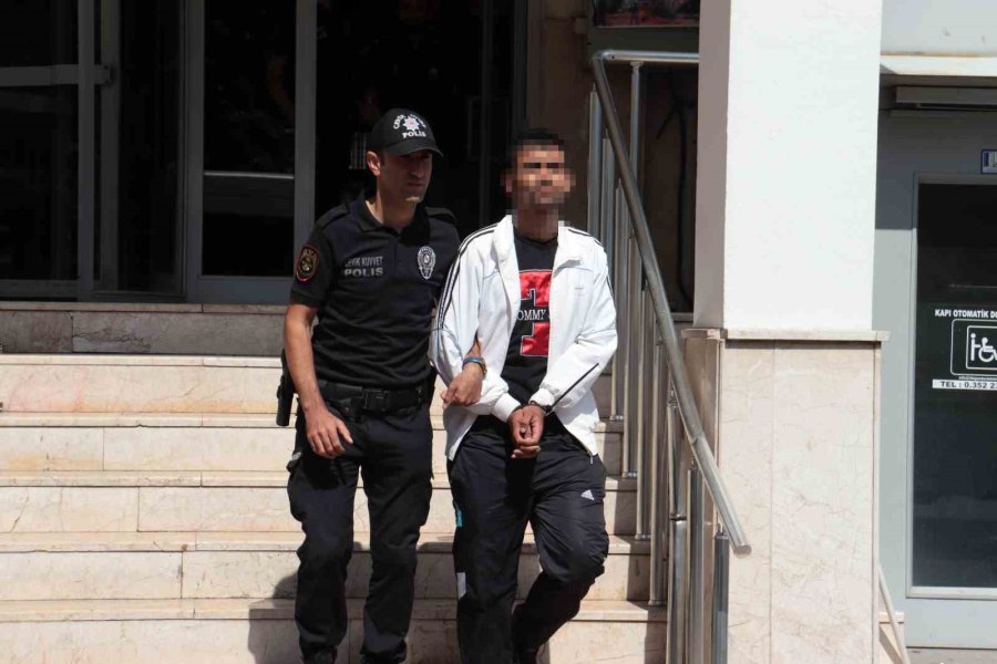 Polisten Kaçan Şahıs Çatıda Yakalandı