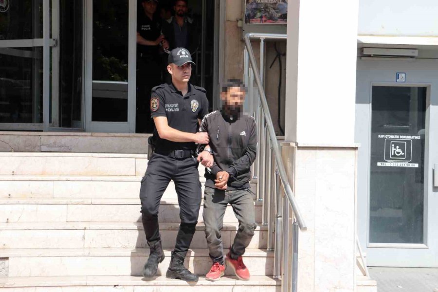 Polisten Kaçan Şahıs Çatıda Yakalandı