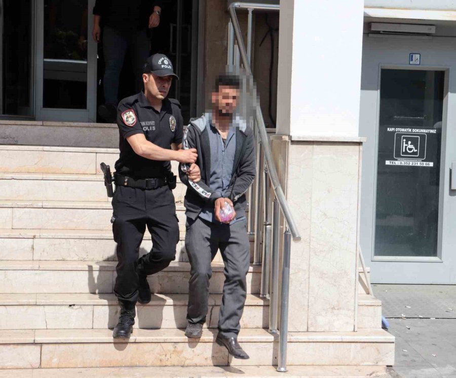 Polisten Kaçan Şahıs Çatıda Yakalandı