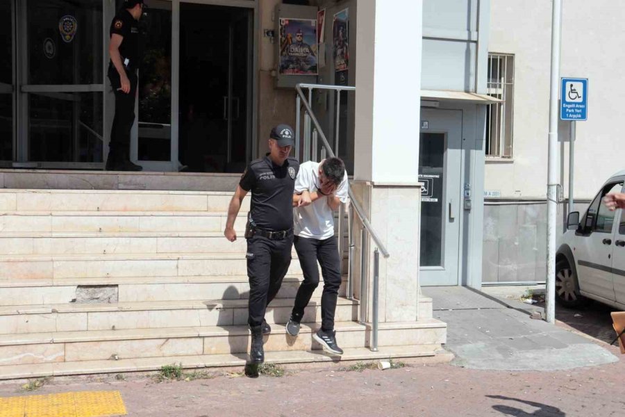 Polisten Kaçan Şahıs Çatıda Yakalandı