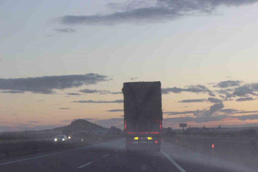 Saman Balyası Yüklü Kamyonların Tehlikeli Yolculuğu