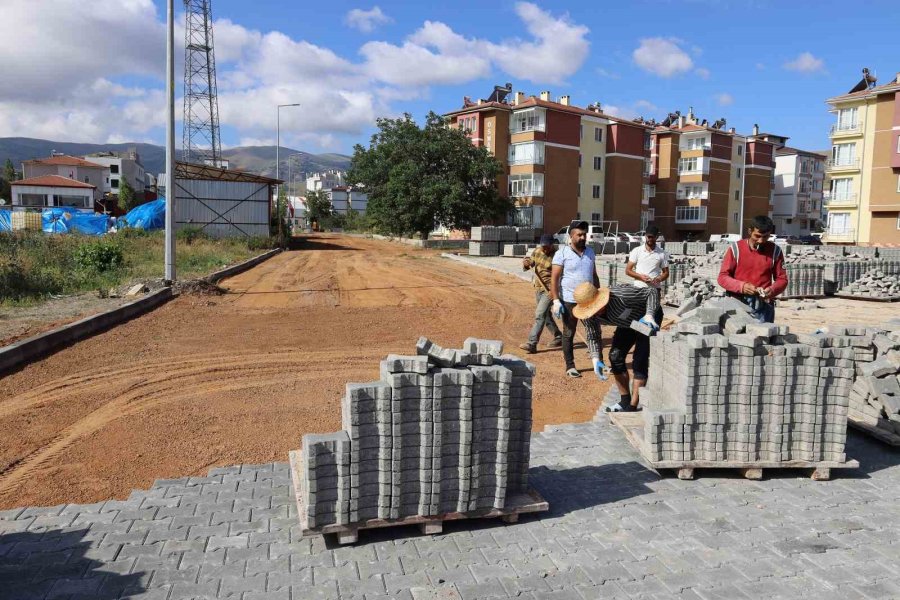 Yahyalı’da Yeni Açılan Yollara Parke Döşeniyor