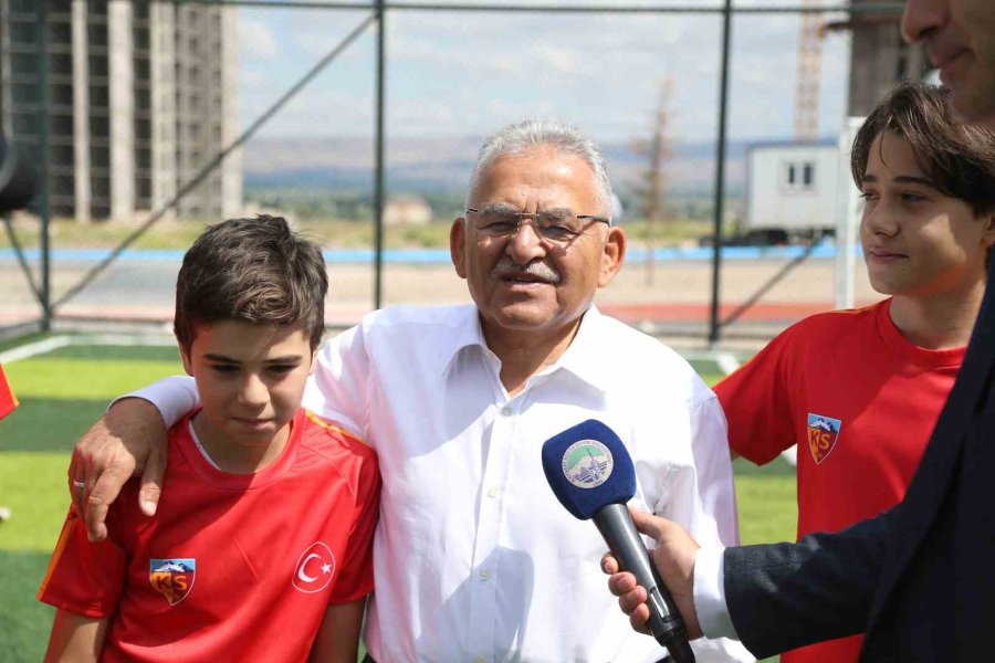 Yeşilyurt Park Alanı’nı İnceleyen Başkan Büyükkılıç, Gençlerle Buluştu