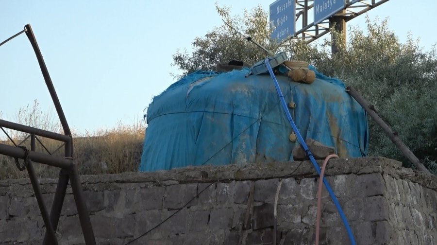 Temizlemek İçin Girdiği Plastik Su Tankında Mahsur Kaldı