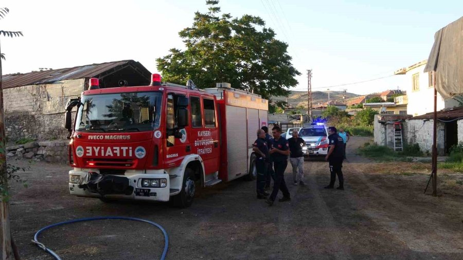 Temizlemek İçin Girdiği Plastik Su Tankında Mahsur Kaldı