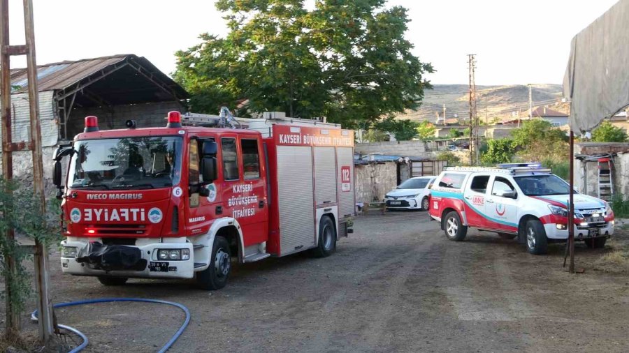 Temizlemek İçin Girdiği Plastik Su Tankında Mahsur Kaldı