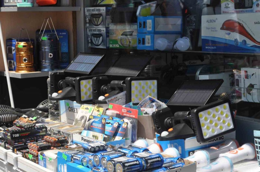 Hava Sıcaklıklarının Artmasıyla Güneş Panelli Akıllı Fenerlere İlgi Çoğaldı