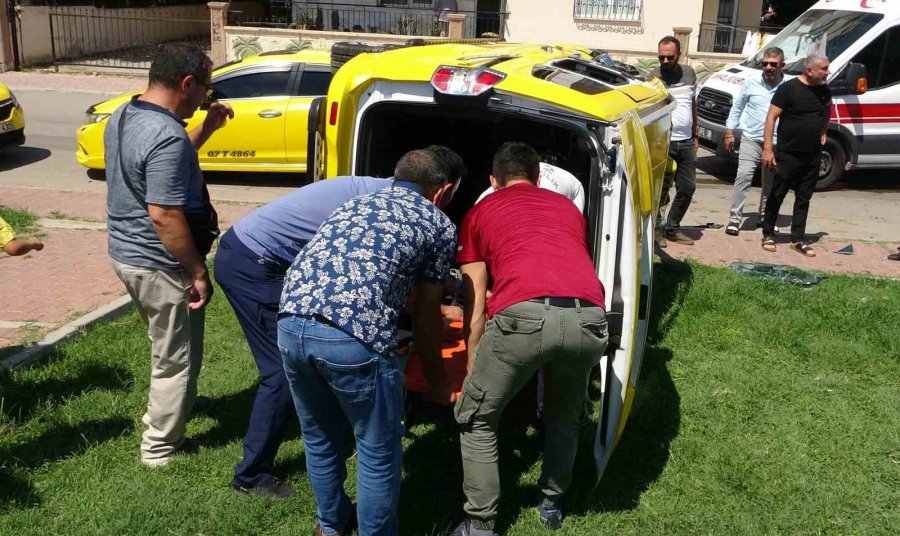 Kazada Takla Atan Ticari Taksi Park İçerisinde Yan Yattı: 3 Yaralı