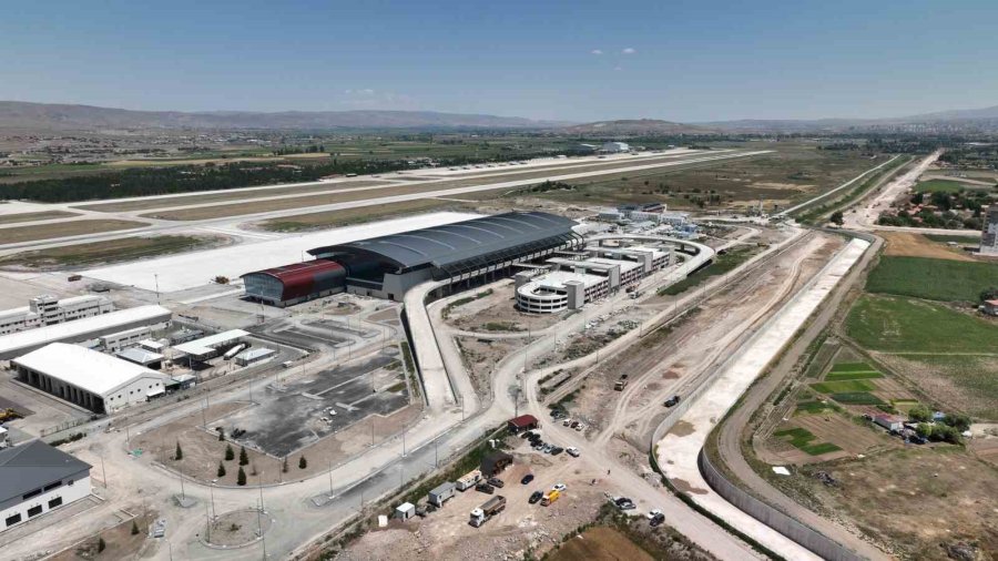 Başkan Büyükkılıç’tan Kayseri Havalimanı Yeni Terminal Binası’na Yakın Takip
