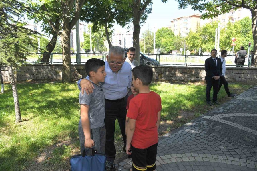 Başkan Büyükkılıç, Tramvay İle Yolculuk Yaptı, Esnaf Ziyaret Etti