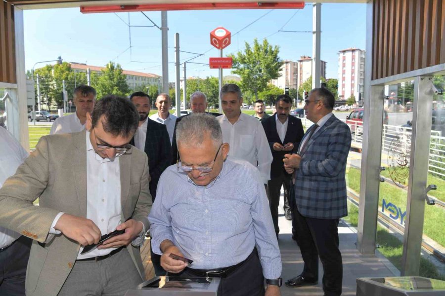 Başkan Büyükkılıç, Tramvay İle Yolculuk Yaptı, Esnaf Ziyaret Etti