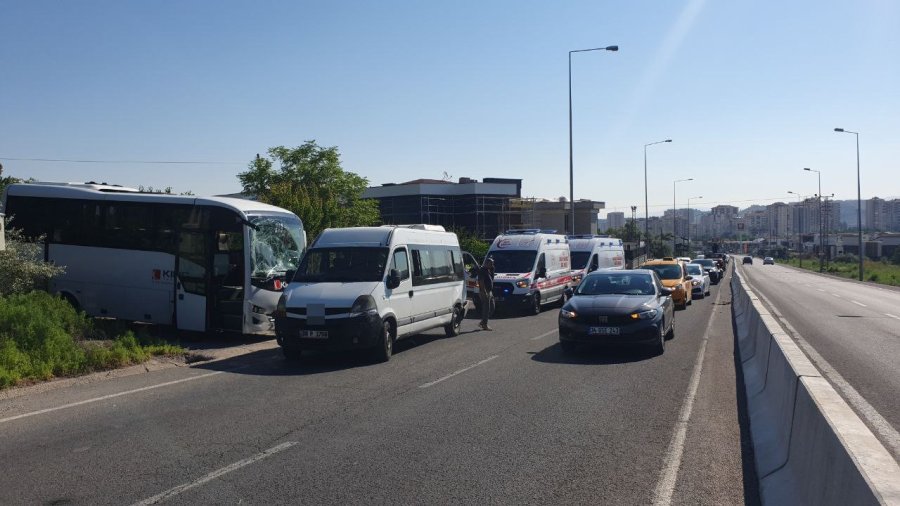 İşçi Servisleri Çarpıştı: 14 Yaralı