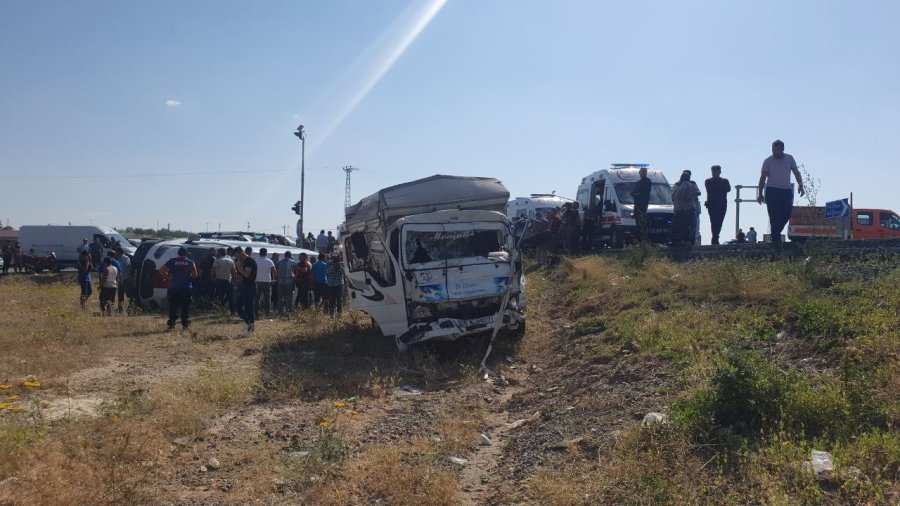 Yolcu Minibüsü İle Kamyon Çarpıştı: 12 Yaralı