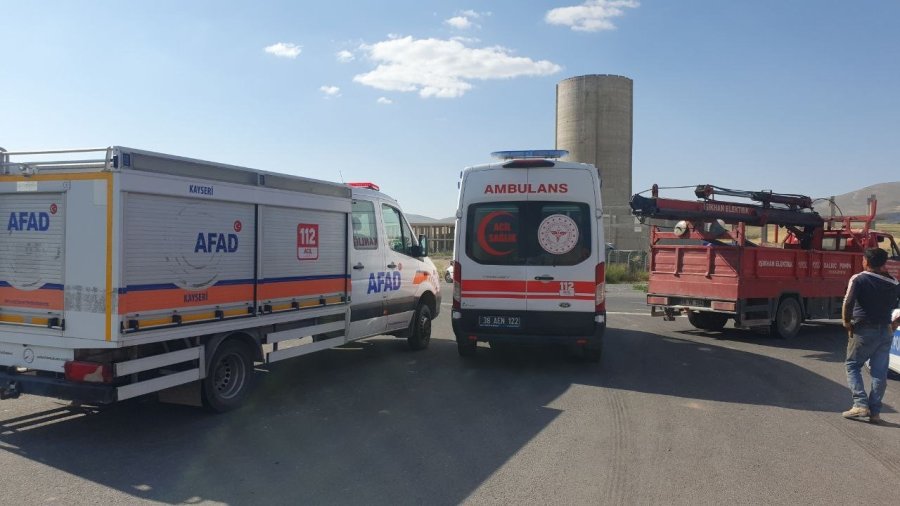 Yolcu Minibüsü İle Kamyon Çarpıştı: 12 Yaralı