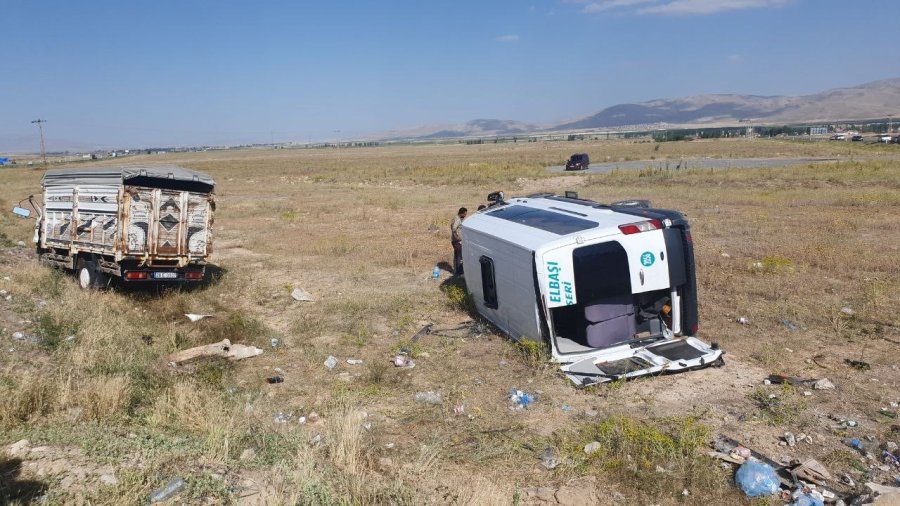 Yolcu Minibüsü İle Kamyon Çarpıştı: 12 Yaralı