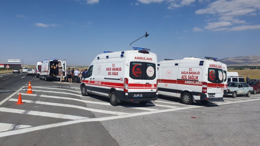 Yolcu Minibüsü İle Kamyon Çarpıştı: 12 Yaralı