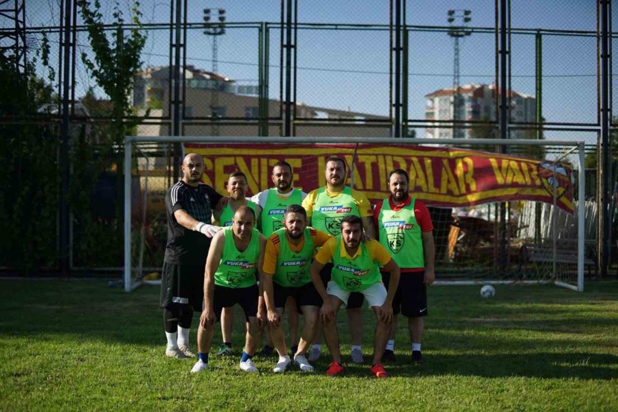 Taraftarlar, Tribünden Sahaya İndi