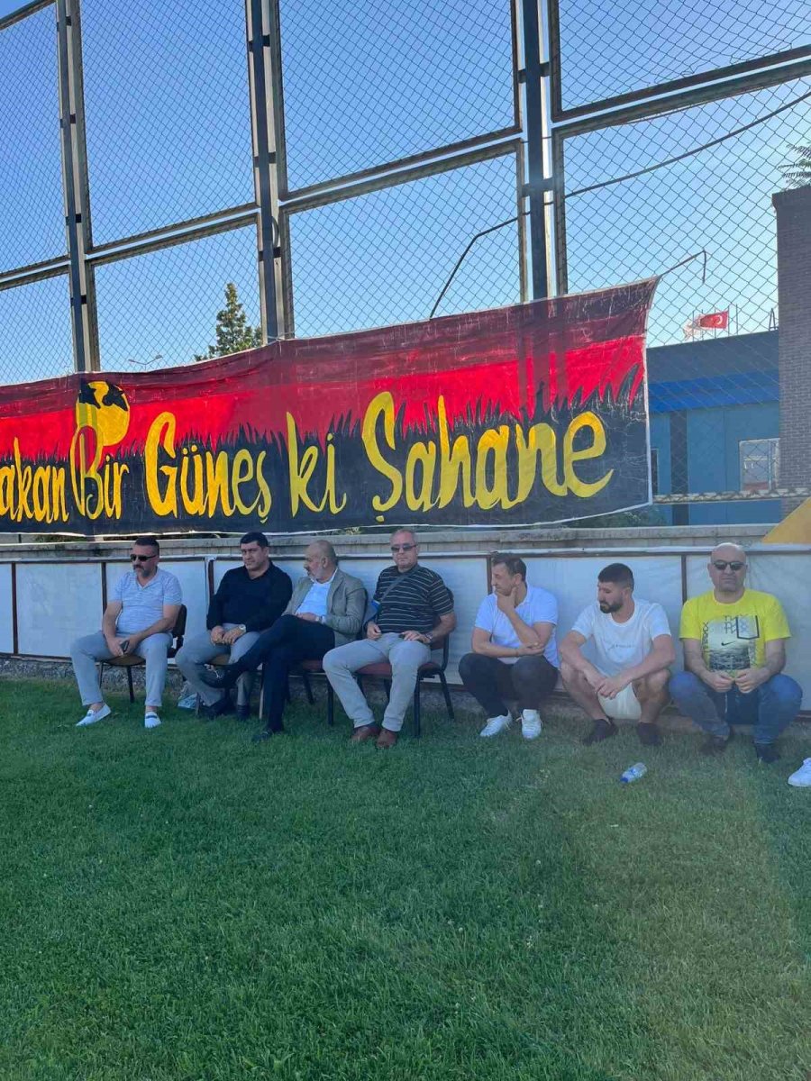 Taraftarlar, Tribünden Sahaya İndi