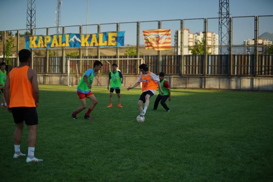 Taraftarlar, Tribünden Sahaya İndi