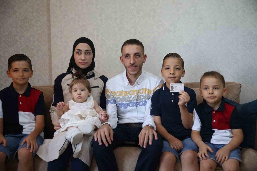 Depremde Sisteme ’ölü’ Olarak Kaydedilen Çocuklarının Yaşadığını Kanıtlamaya Çalışıyorlar